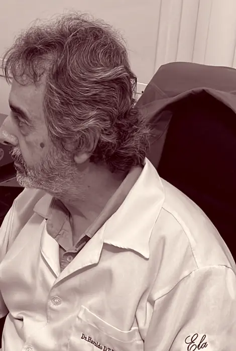 Perfil do Dr. Haroldo trabalhando em seu consultório